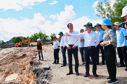 Phó Chủ tịch UBND TP.HCM Bùi Minh Thạnh kiểm tra tại khu xử lý chất thải tập trung Tóc Tiên