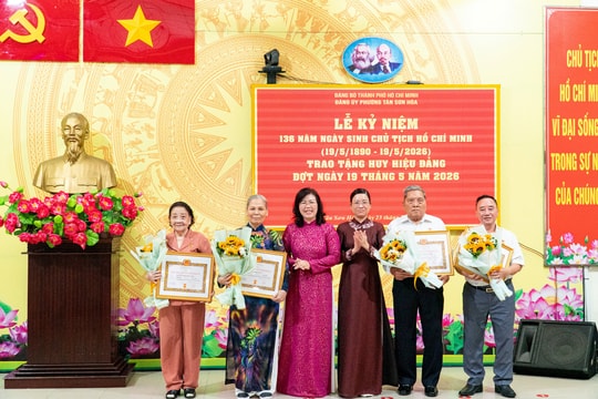 Phường Tân Sơn Hòa trao Huy hiệu Đảng đến các đảng viên