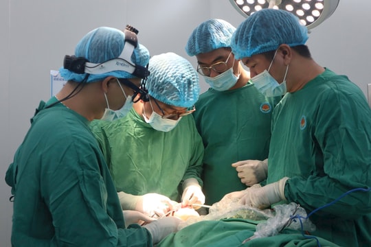 Nam sinh bị đa chấn thương được Giám đốc Bệnh viện phẫu thuật tạo hình thẩm mỹ