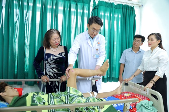 Bệnh viện Phục hồi chức năng - Điều trị bệnh nghề nghiệp TP.HCM hỗ trợ điều trị miễn phí cho nam sinh đa chấn thương