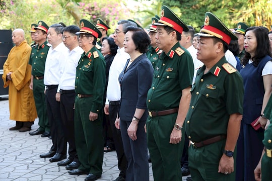 Phó Thủ tướng Phạm Thị Thanh Trà dâng hương tưởng niệm các Anh hùng liệt sĩ tại công viên Lê Thị Riêng