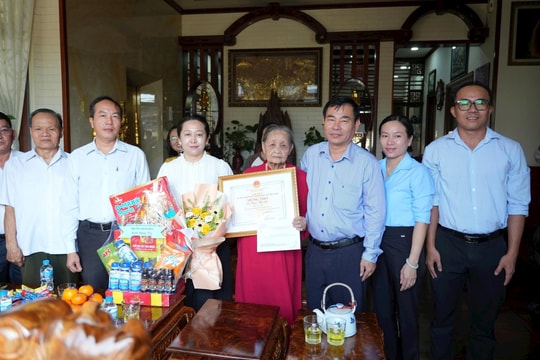Ấm áp hoạt động thăm, chúc thọ và tặng quà các cụ tròn 90 tuổi