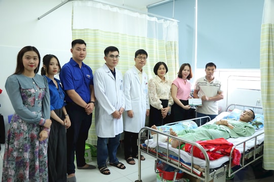 Công đoàn cơ sở PVEP-NCS trao hỗ trợ nam sinh bị đa chấn thương