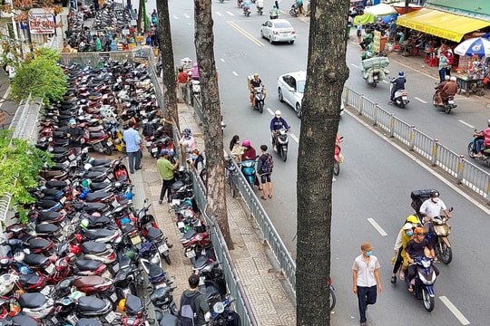 TP.HCM dừng cấp phép mới, kiên quyết xử lý biển quảng cáo sai phạm trên vỉa hè