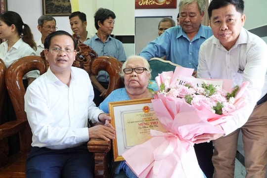 TP.HCM thăm, tặng quà người cao tuổi tiêu biểu