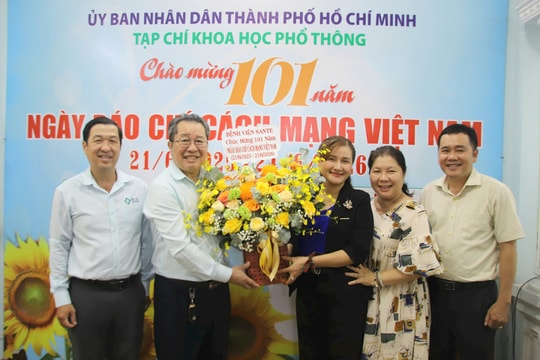Bệnh viện Sante thăm, chúc mừng Tạp chí Khoa học phổ thông nhân dịp 21/6
