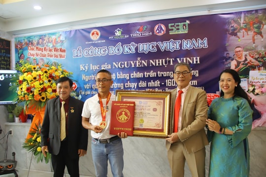 Ông Nguyễn Nhựt Vinh lập kỷ lục chạy chân trần hơn 160 km trong 24 giờ