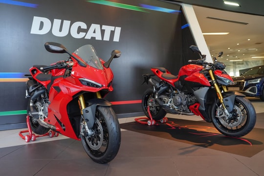 Ducati Việt Nam trình làng Panigale V2 S và Streetfighter V2 S mới: Hai tuyệt tác tốc độ sánh vai cùng Audi Q Series