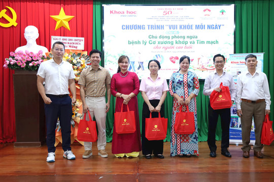 Vui khỏe mỗi ngày: Giúp người cao tuổi phường Rạch Dừa chủ động bảo vệ sức khỏe