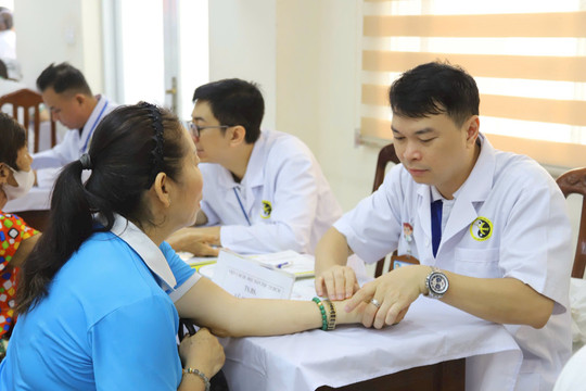 Người dân phường Tân Mỹ được khám, tư vấn sức khỏe tại cộng đồng