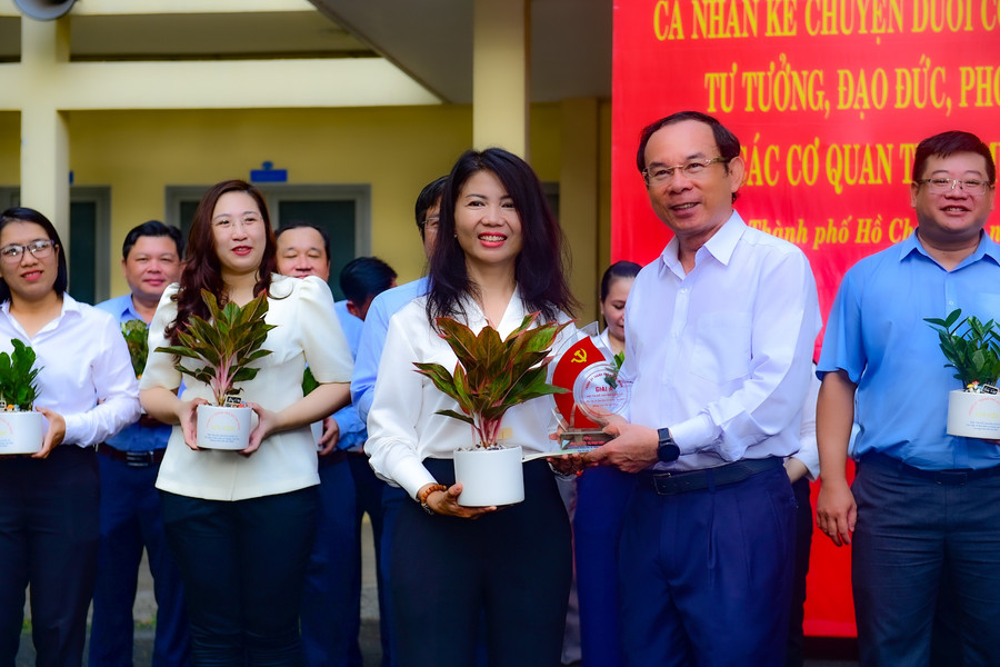 Thành ủy TP.HCM khen thưởng cá nhân kể chuyện dưới cờ về học tập và làm theo tư tưởng, đạo đức, phong cách Hồ Chí Minh