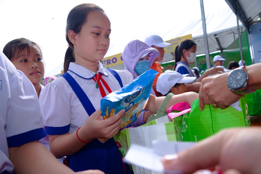 Doanh nghiệp sữa Cô Gái Hà Lan hưởng ứng ngày môi trường thế giới tại tỉnh Bình Dương