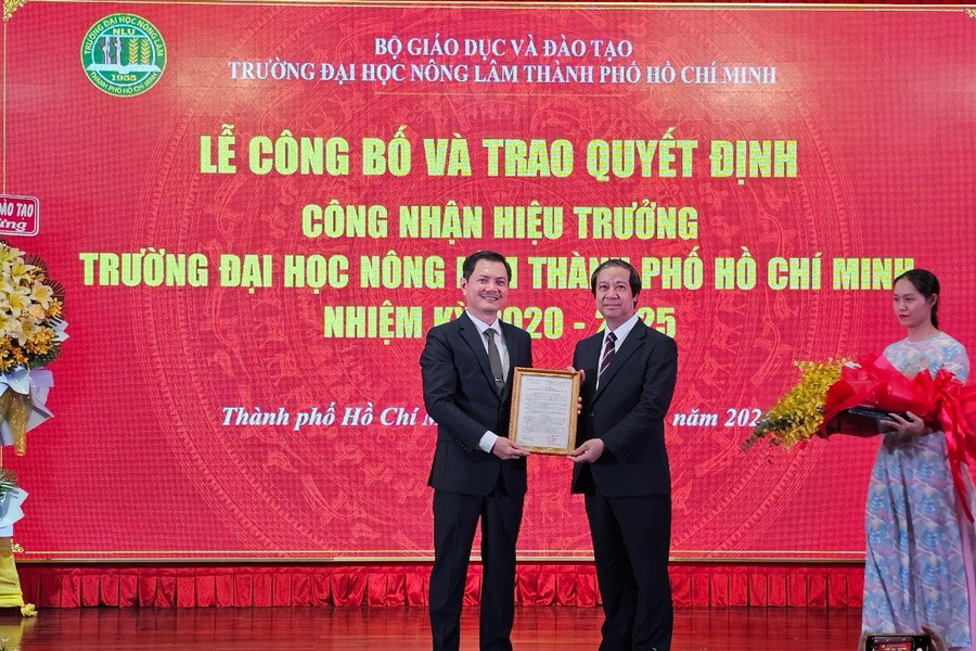 Bộ trưởng Nguyễn Kim Sơn trao quyết định công nhận Hiệu trưởng và làm việc với lãnh đạo Trường ĐH Nông Lâm TP.HCM