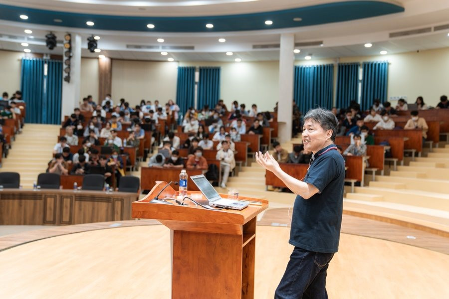 GS. Toru Ishida khuyến khích sinh viên tìm hiểu, kết nối vũ trụ ảo