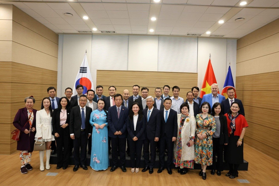 Phó Chủ tịch UBND TP.HCM Võ Văn Hoan thăm và làm việc tại Hàn Quốc