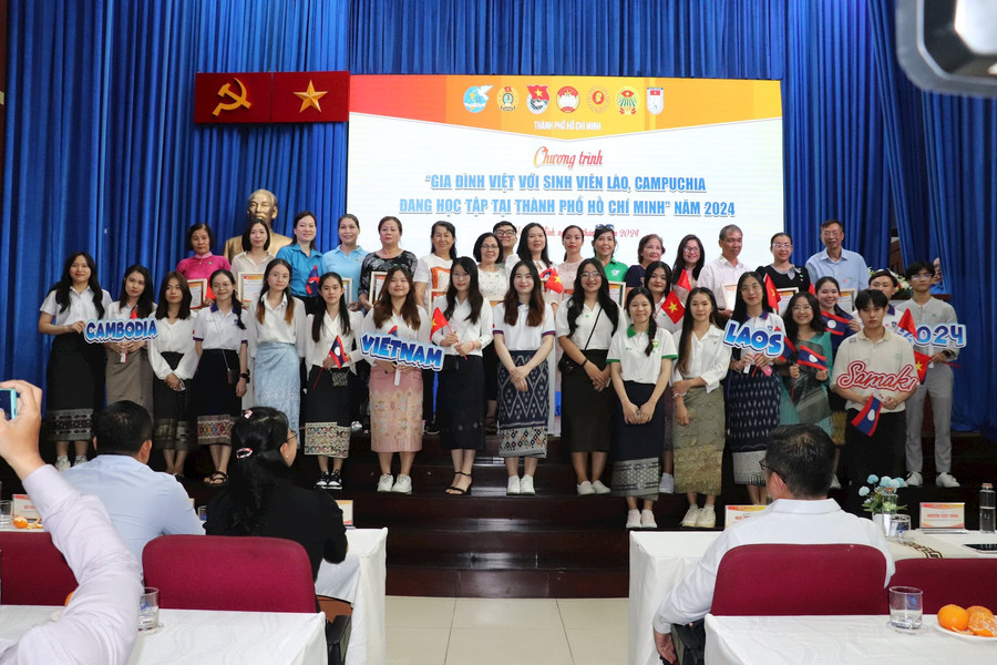 Kết nối 96 gia đình Việt với 162 sinh viên Lào, Campuchia