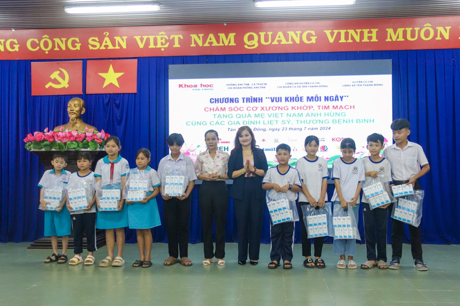 Quỹ Vì Tầm Vóc Việt và Dalatmilk tặng 4.800 ly sữa cho trẻ em huyện Củ Chi