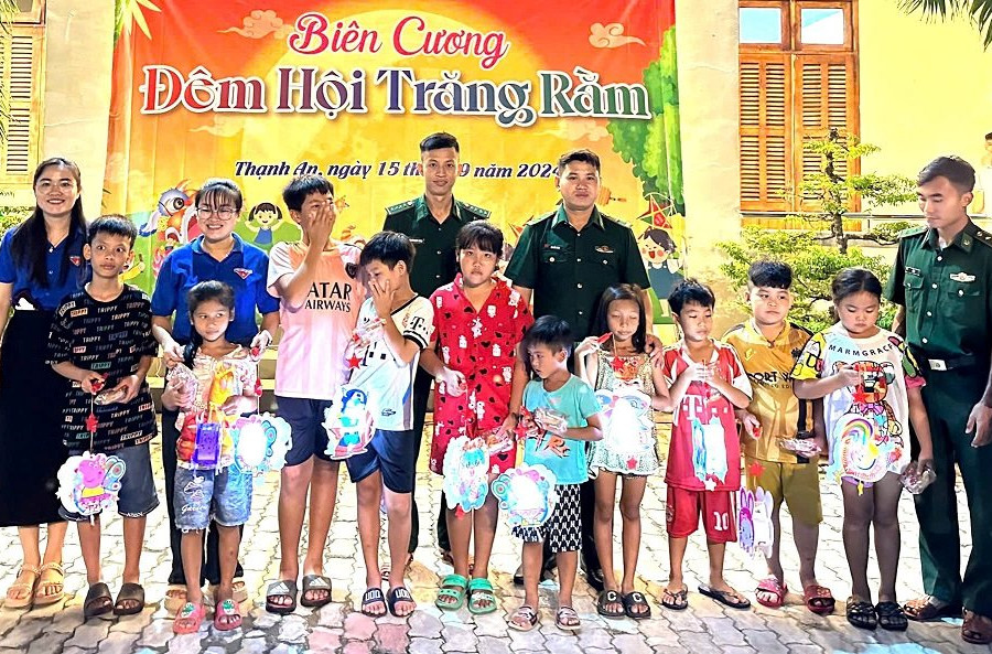 Nhiều phần quà Trung thu đến với trẻ em xã đảo Thạnh An