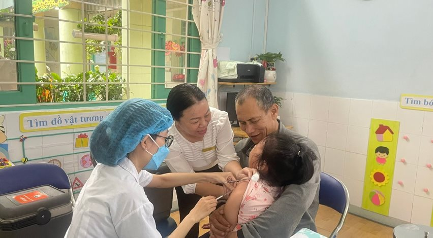 TP.HCM bổ sung thêm 2 nhóm đối tượng tiêm chủng vaccine phòng chống dịch sởi