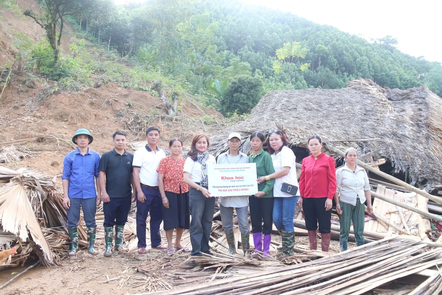 Tạp chí Khoa học phổ thông trao tiền xây nhà cho người dân xã Việt Tiến (Lào Cai) bị ảnh hưởng bởi bão lũ