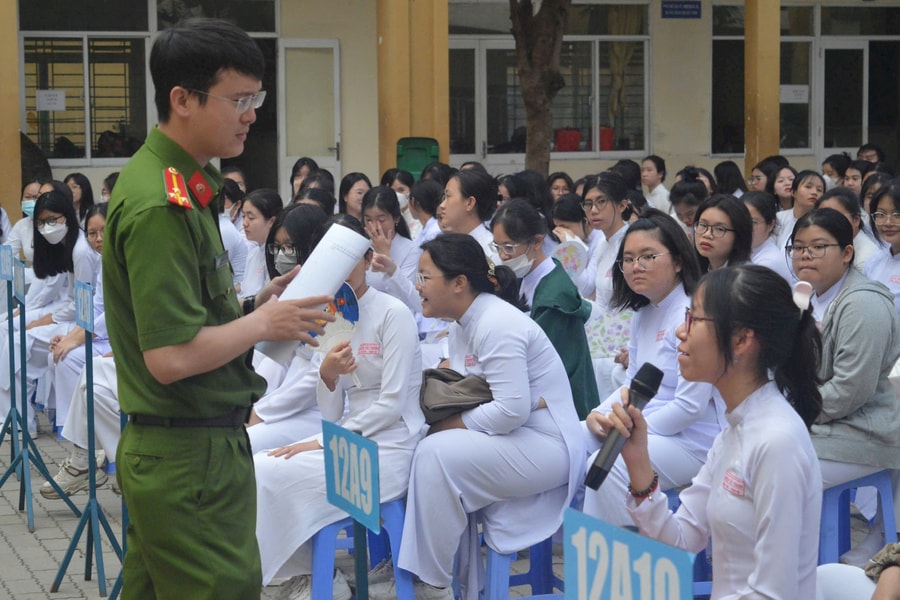 Giáo dục học sinh THPT tránh xa ma túy, thuốc lá điện tử