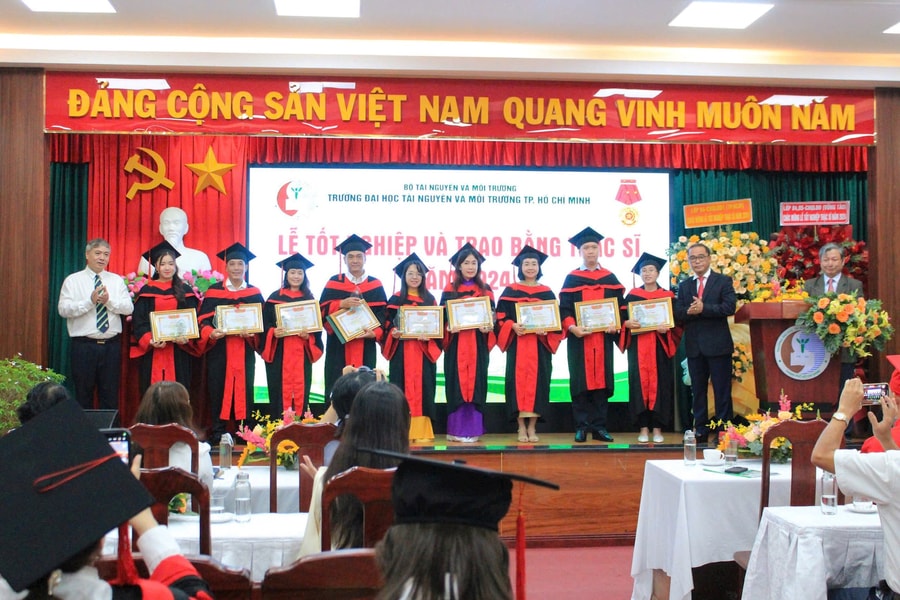 Trường Đại học Tài nguyên và Môi trường TP.HCM trao bằng thạc sĩ cho 172 học viên