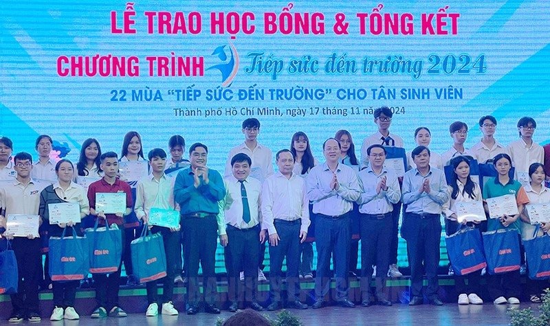 Trao tặng học bổng tiếp sức đến trường cho 231 tân sinh viên