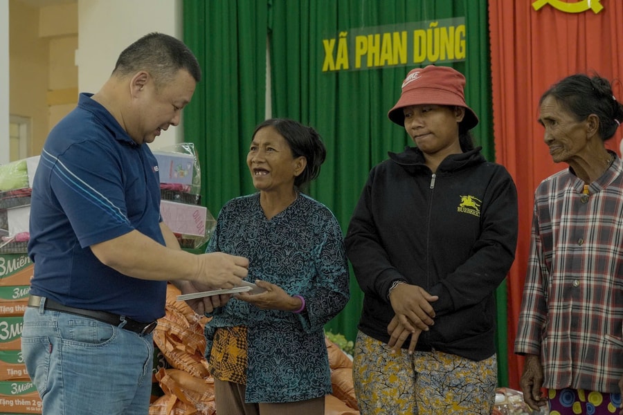 Ngân hàng TMCP Quân đội cùng đoàn nhà báo phía Nam thăm & tặng quà các gia đình chính sách ở Bình Thuận