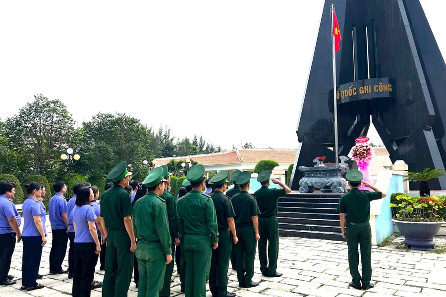 Đồn Biên phòng Cần Thạnh và VKSND cấp cao về nguồn tại khu Di tích lịch sử Chiến khu rừng Sác