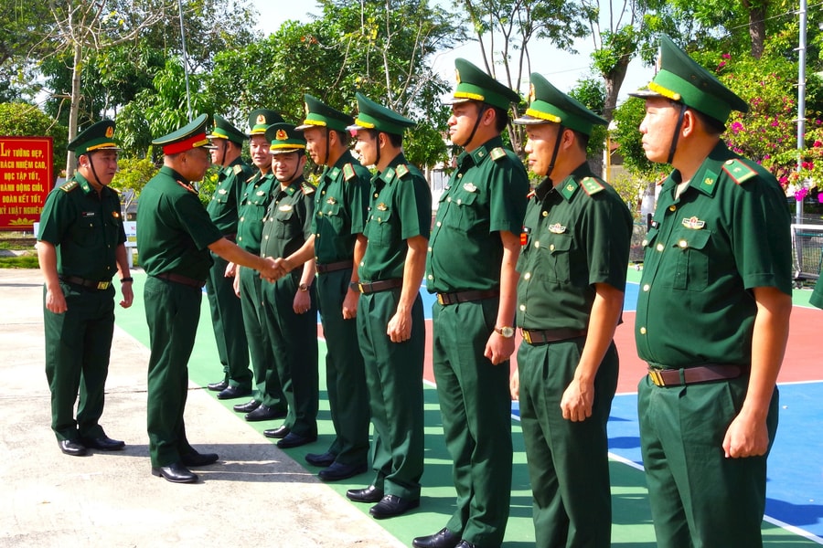 Đoàn công tác của Tổng cục Chính trị kiểm tra công tác sẵn sàng chiến đấu và thăm, chúc Tết BĐBP An Giang