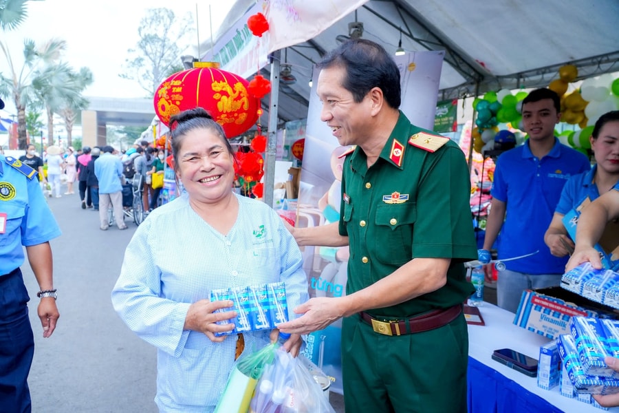 Bệnh viện Quân y 175: “Phiên chợ nhân ái” lan tỏa yêu thương khi Tết đến Xuân về