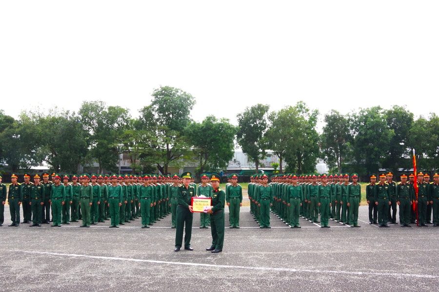 Thăm, động viên lực lượng tham gia diễu binh, diễu hành trong Lễ kỷ niệm 50 năm Ngày Giải phóng miền Nam