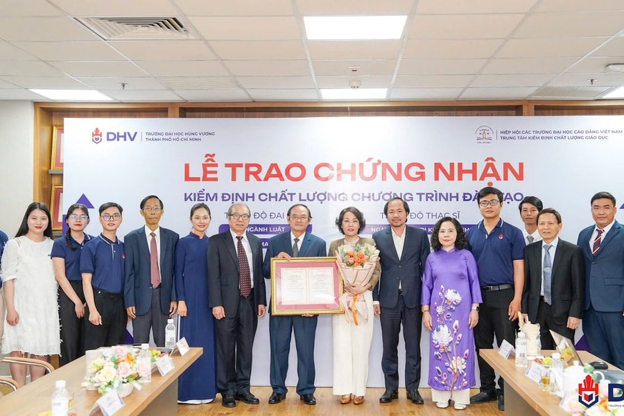 Trường Đại học Hùng Vương TP.HCM nhận chứng nhận kiểm định chất lượng 3 chương trình đào tạo