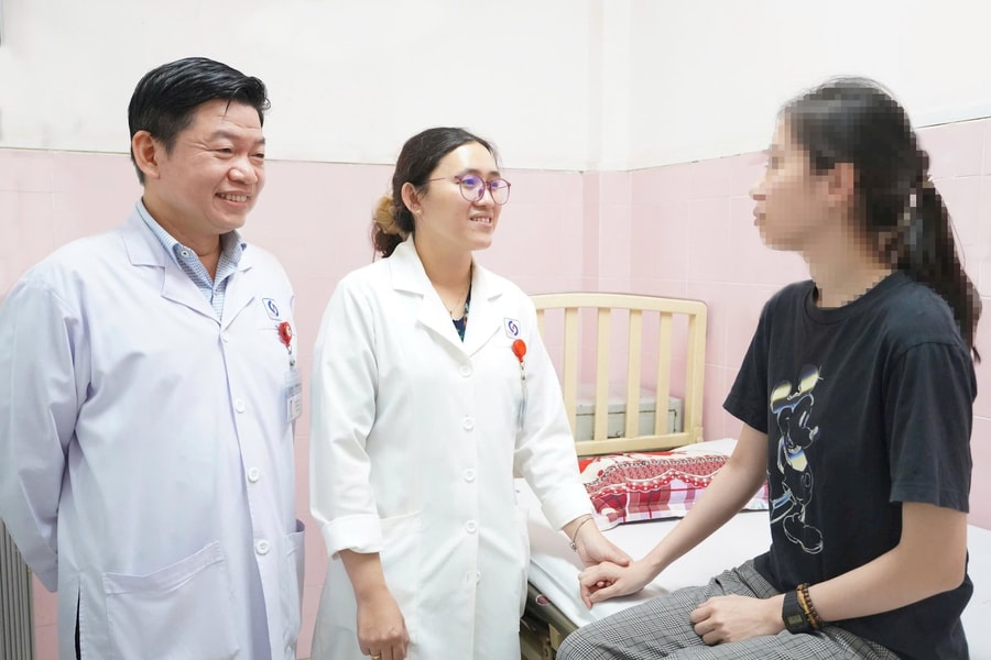 Bé gái cười, khóc một mình, đi khám phát hiện ra viêm não tự miễn