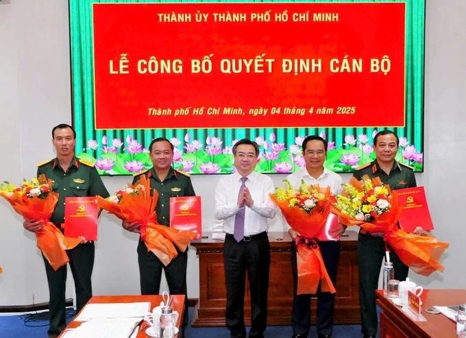 Ban thường vụ Thành ủy TP.HCM trao quyết định cán bộ