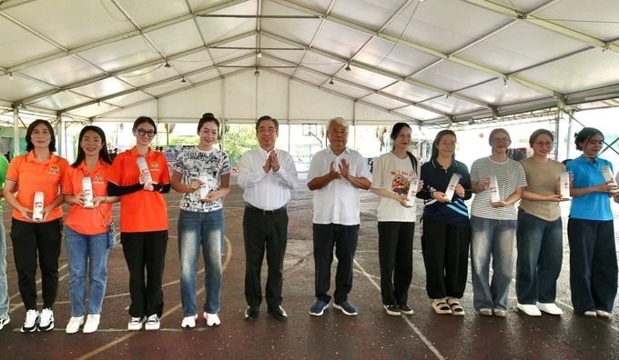 Thăm, động viên Khối diễu hành công nhân và nông dân tham gia Lễ kỷ niệm 50 năm Ngày giải phóng miền Nam
