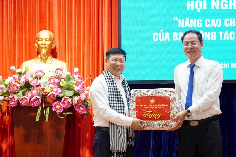 MTTQVN Hà Nội và TP.HCM trao quà nhân kỷ niệm 50 năm Ngày Giải phóng miền Nam, thống nhất đất nước