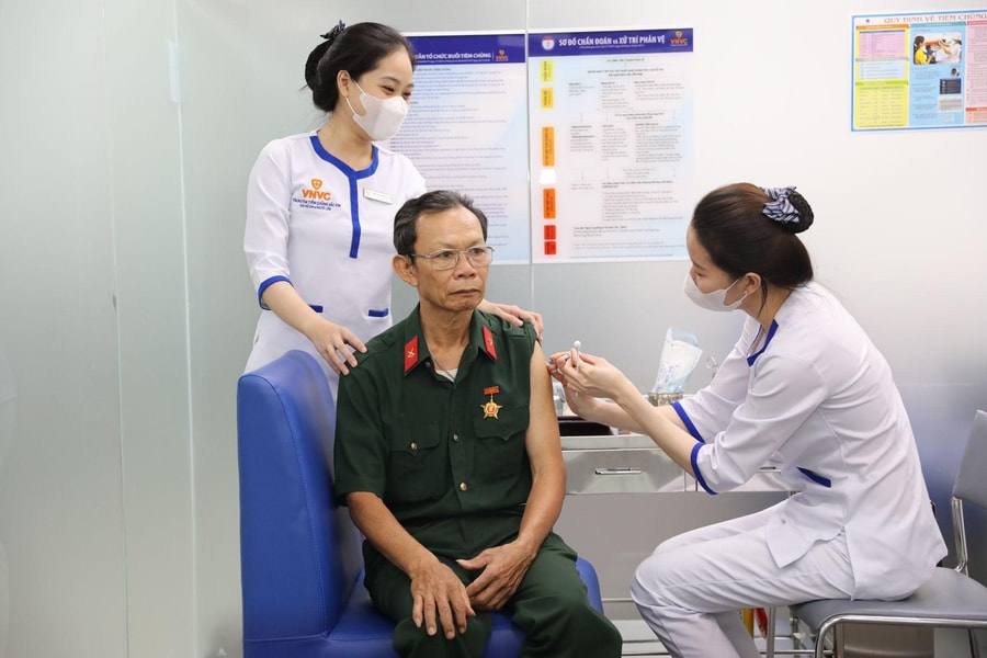 VNVC tiêm miễn phí vắc xin cúm cho cựu chiến binh, người có công với cách mạng
