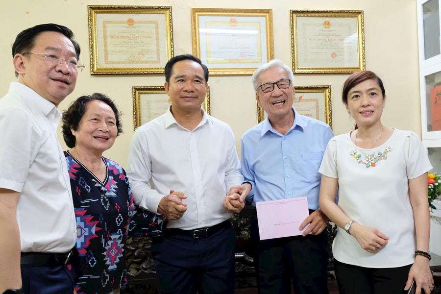 Chủ tịch UBND TP.HCM thăm, tri ân các cán bộ, chiến sĩ tham gia Đại thắng mùa Xuân 1975