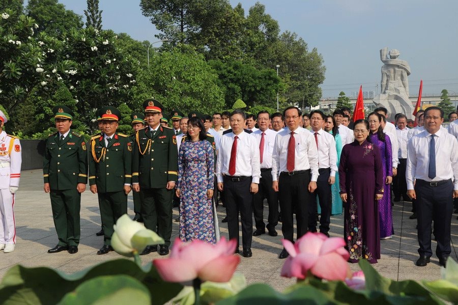 Lãnh đạo TP.HCM dâng hương, dâng hoa tưởng niệm các Anh hùng liệt sĩ