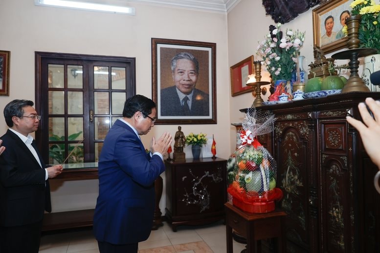 Thủ tướng Phạm Minh Chính dâng hương tưởng nhớ các đồng chí Phạm Hùng, Võ Văn Kiệt