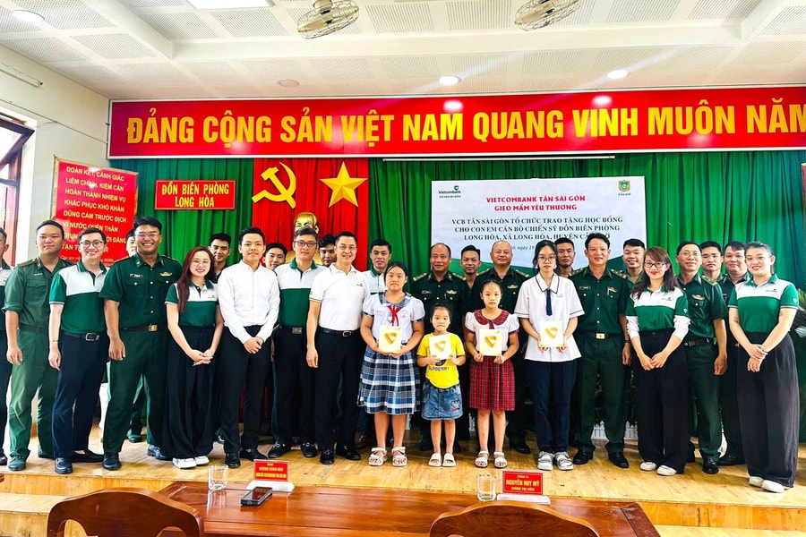 Vietcombank Tân Sài Gòn trao học bổng cho con em cán bộ Biên phòng