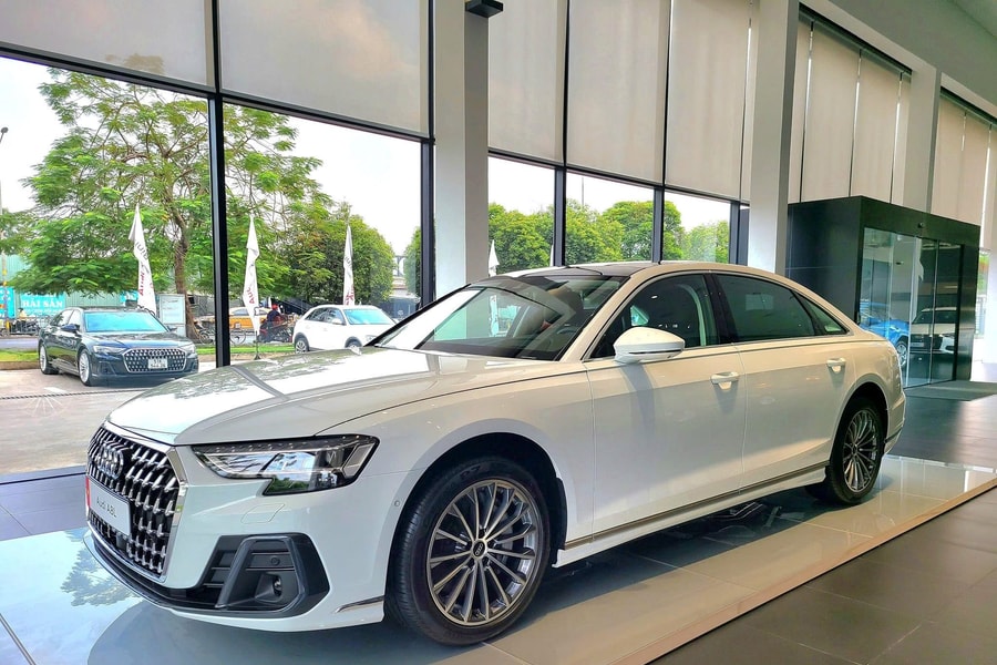 Audi A8L ‘tồn kho’ từ năm 2022, giảm giá gần 2 tỷ đồng có những trang bị gì?