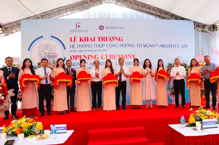 Bệnh viện Đại học Y Hà Nội trang bị hệ thống MRI 3.0 Tesla SIGNA Architect của GE HealthCare