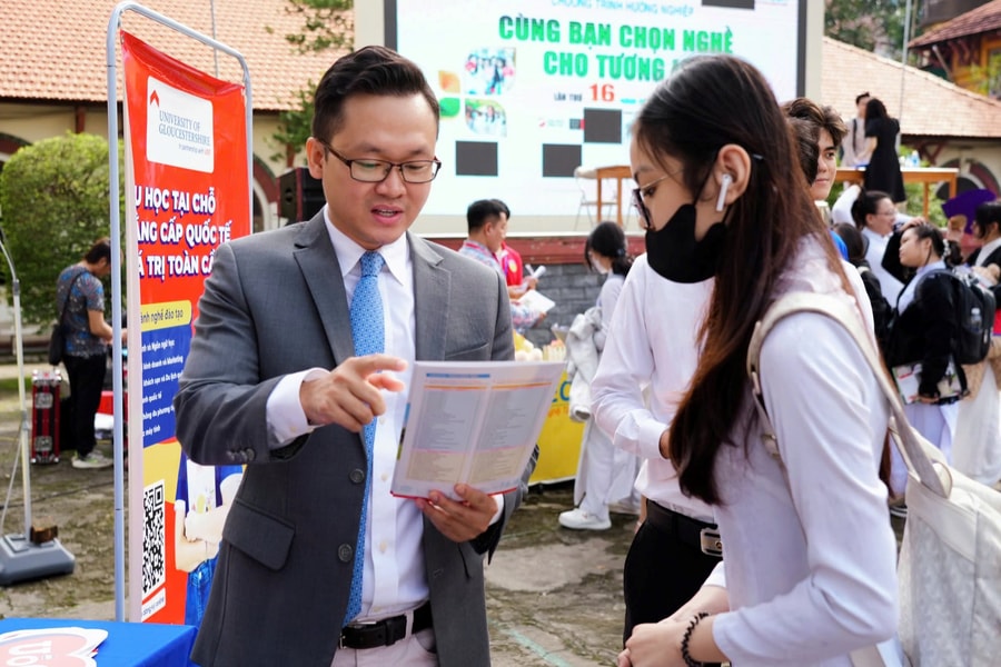 Góc khuất những người kết nối thông tin nhà trường – nhà báo