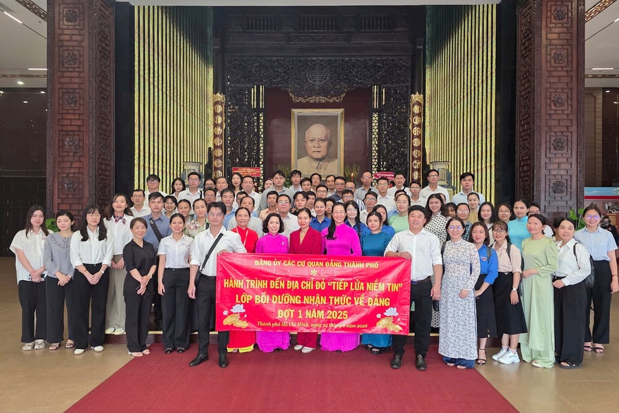 Hành trình đến địa chỉ đỏ “Tiếp lửa niềm tin” cho học viên Lớp Bồi dưỡng Nhận thức Đảng