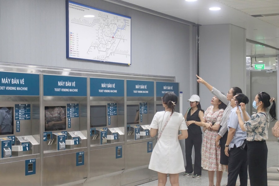 Từ ngày 1/7, tuyến metro số 1 chính thức vận hành máy bán vé tự động
