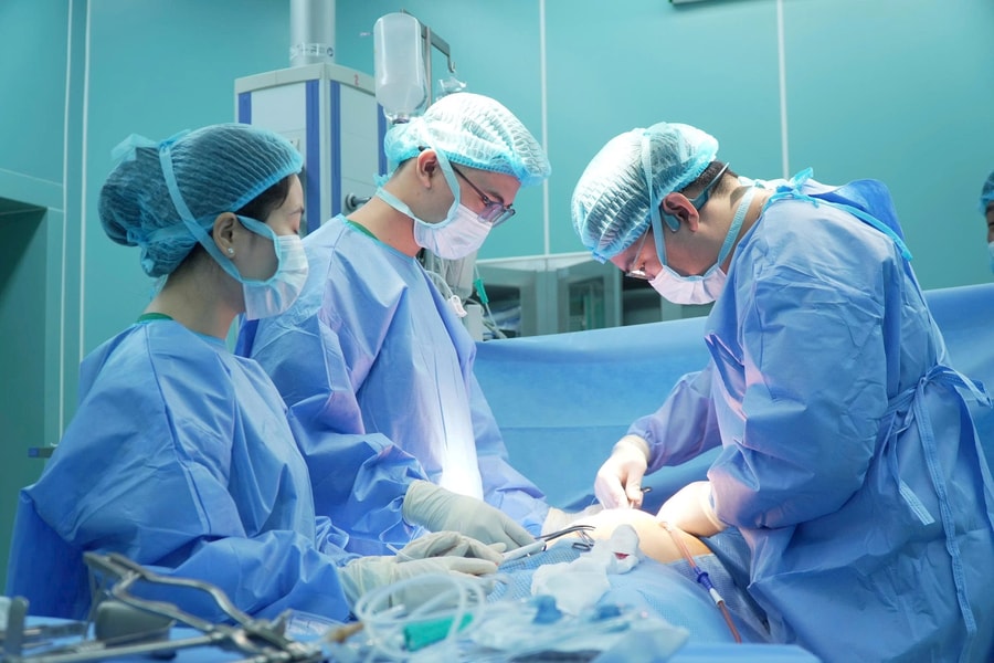 Xuyên đêm đưa bệnh nhân thủng tạng từ đảo Tiên Nữ về đất liền cấp cứu