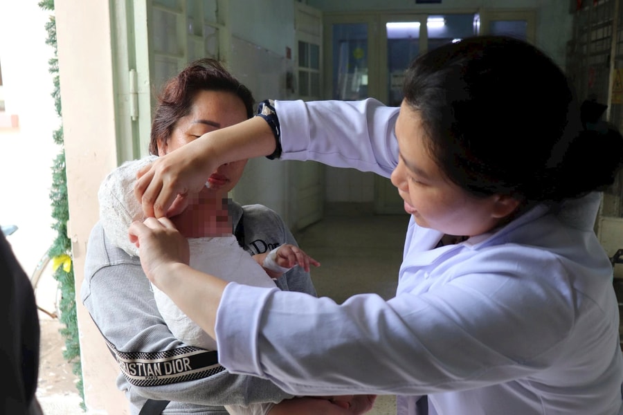 Bệnh viện Nhi đồng 2 ghép da đồng loại từ mẹ ruột, cứu sống bé 2 tuổi bị phỏng 60%