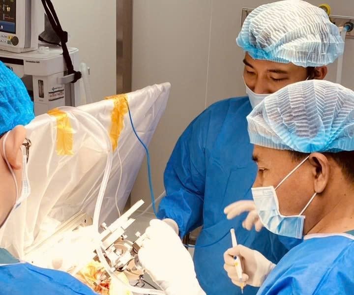 Đặt điện cực não sâu: Hy vọng cho bệnh nhân Parkinson kháng thuốc
